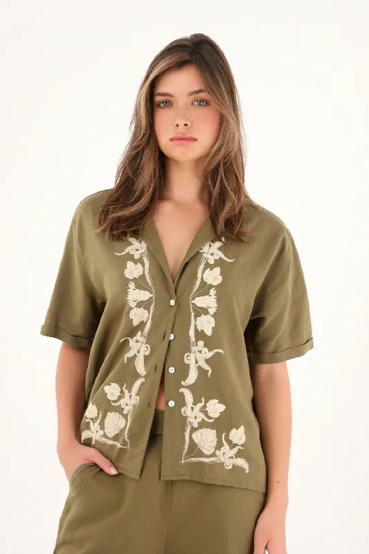 Women's bowling shirt with embroidered detailing.-- Front Pockets Side Pockets Patch Pockets Women's bowling shirt with embroidered detailing.-- Front Pockets Side Pockets Patch Pockets