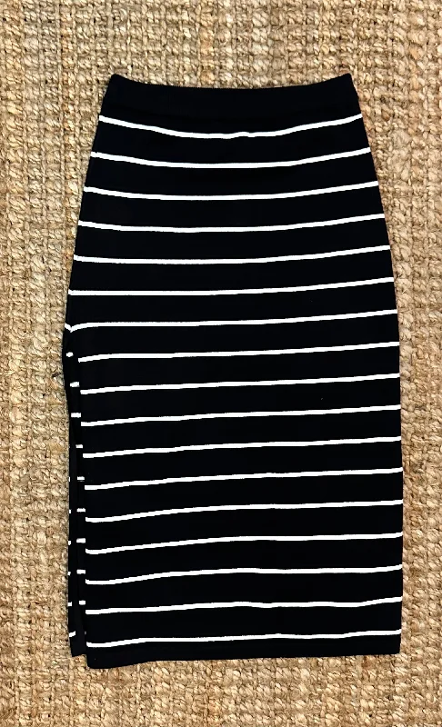 Black & White Knit Knee Skirt flowy skirt hem